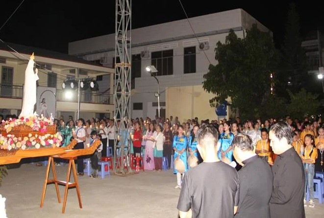 Tôn vinh Đức Mẹ Mân Côi